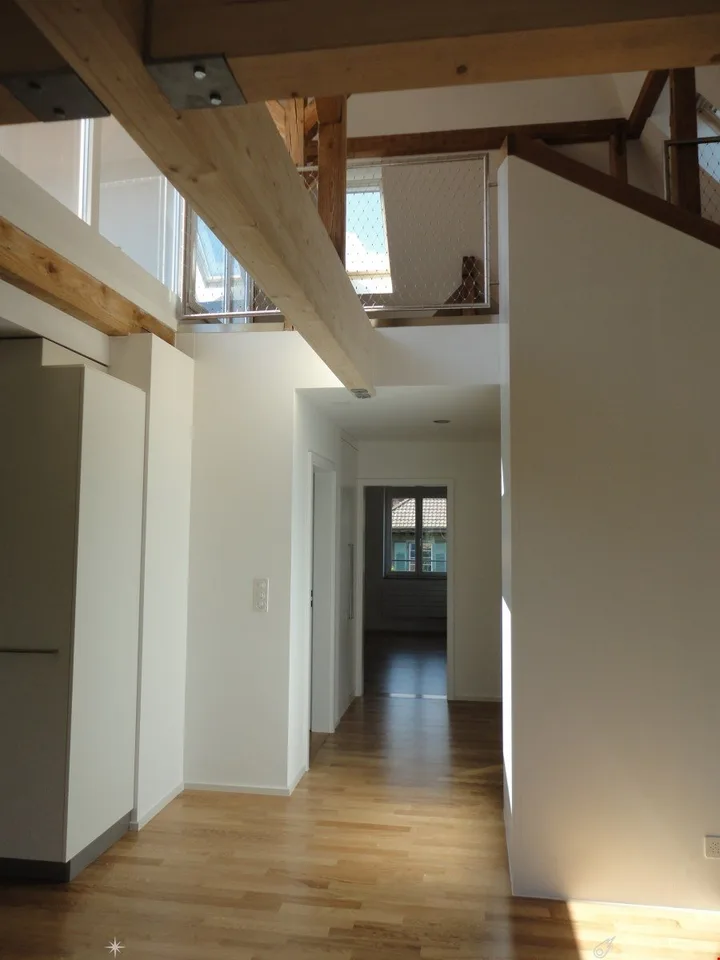 Moderne 3.5 Zimmer-Dachwohnung mit Galerie und Balkon – Foto 2 von 25