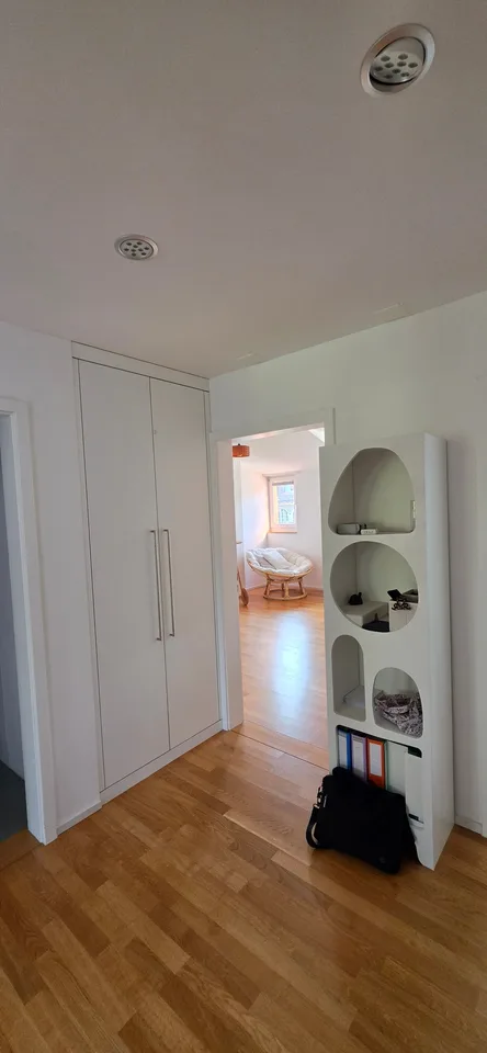 Moderne 3.5 Zimmer-Dachwohnung mit Galerie und Balkon – Foto 24 von 25