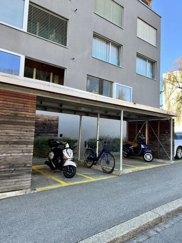Parkplatz für Motorrad – Foto 2 von 2
