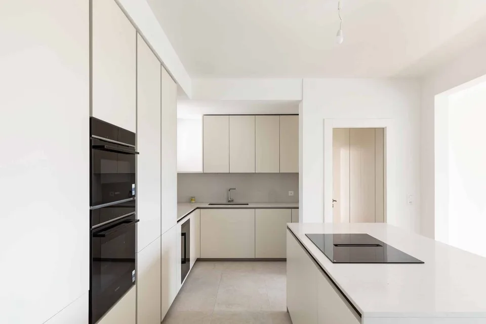 Spacieux appartement rénové avec jardin – photo 3 sur 6