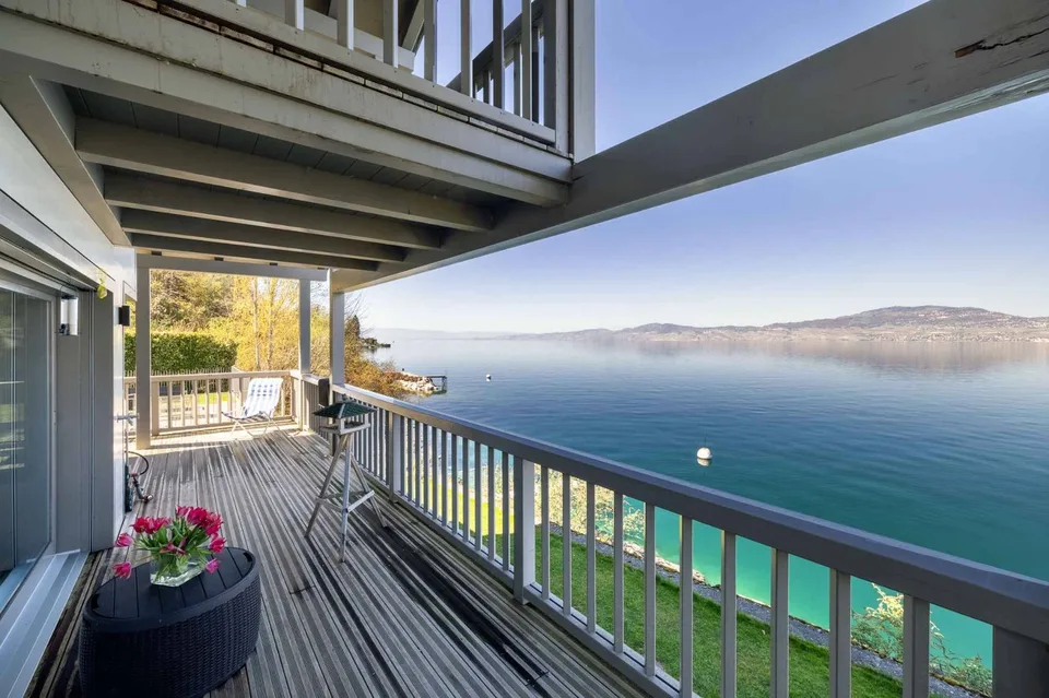 Esclusiva Cardis - Villa contemporanea a picco sull'acqua con garage per barche – foto 9 di 11