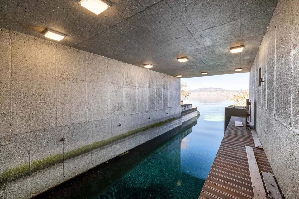 Esclusiva Cardis - Villa contemporanea a picco sull'acqua con garage per barche – foto 10 di 11