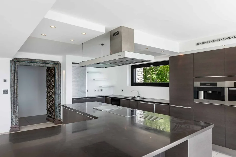 Moderne Villa in ruhiger Lage mit atemberaubendem Blick – Foto 7 von 10