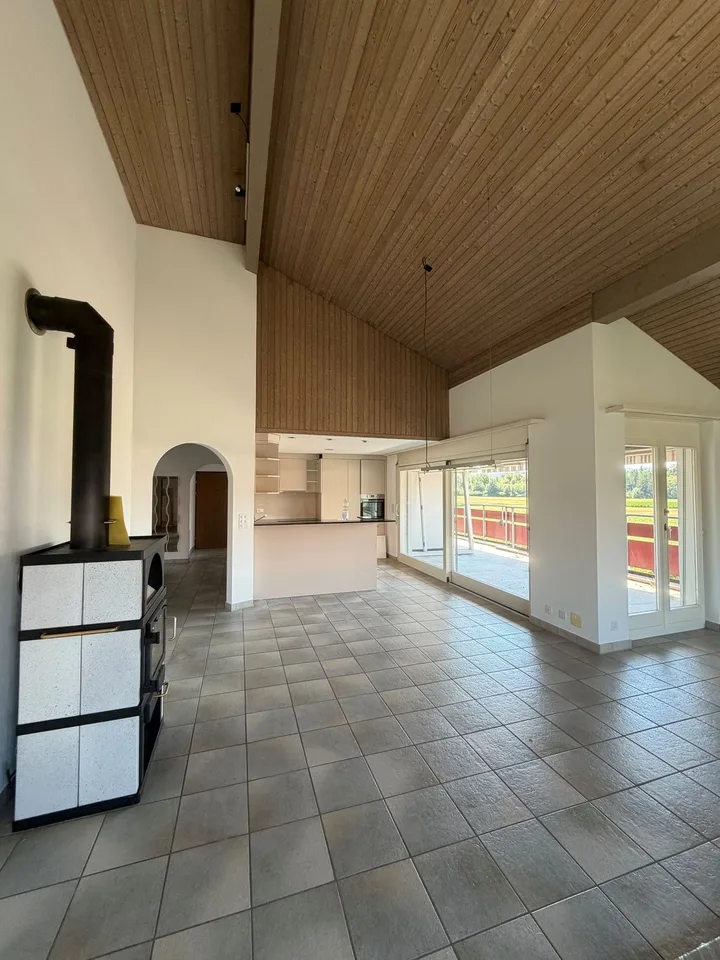 Ampio appartamento di 5,5 locali con terrazza, vista sulla montagna e stufa svedese