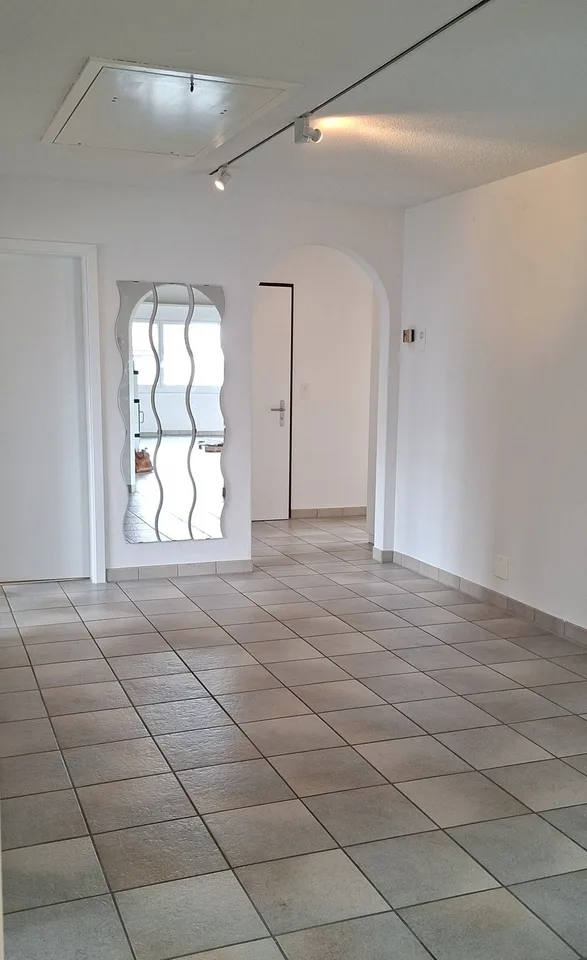 Ampio appartamento di 5,5 locali con terrazza, vista sulla montagna e stufa svedese