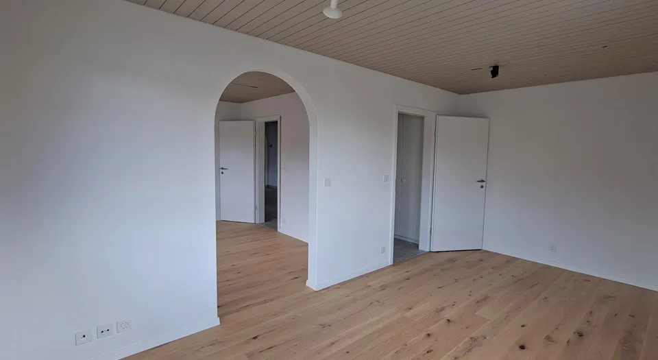Ampio appartamento di 5,5 locali con terrazza, vista sulla montagna e stufa svedese