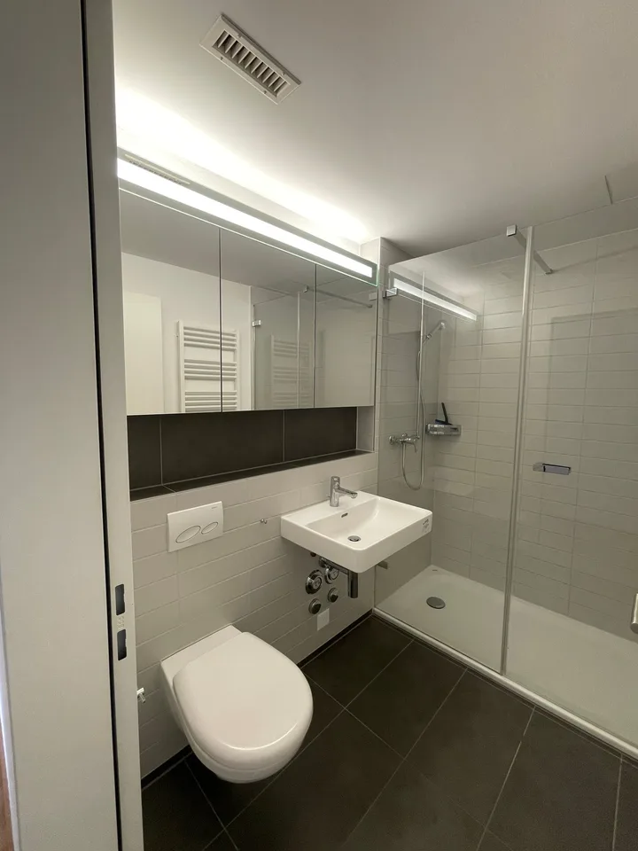 Nähe WestSide: Top moderne Wohnung mit 2 grossen Balkonen – Foto 3 von 7