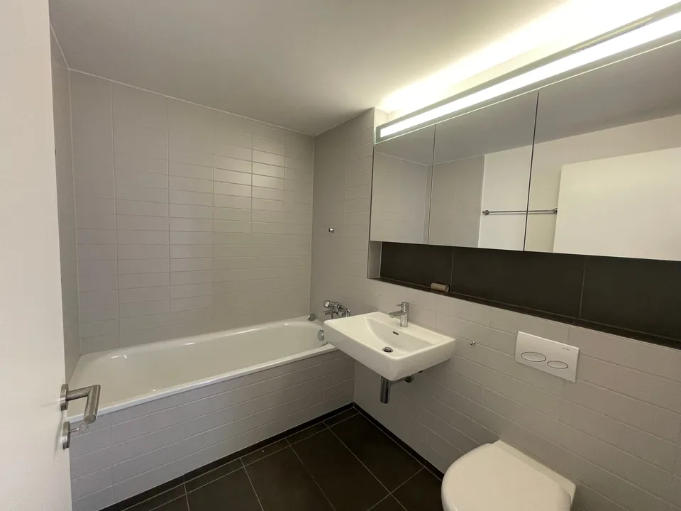 Nähe WestSide: Top moderne Wohnung mit 2 grossen Balkonen – Foto 2 von 7