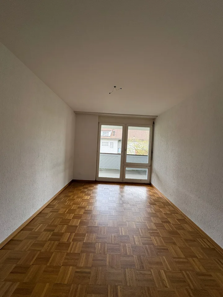 Renovierte helle 4.5-Zimmer-Dachgeschosswohnung mit Balkon in Bassersdorf