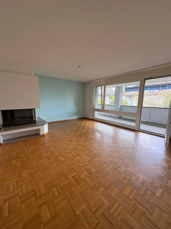 Renovierte helle 4.5-Zimmer-Dachgeschosswohnung mit Balkon in Bassersdorf
