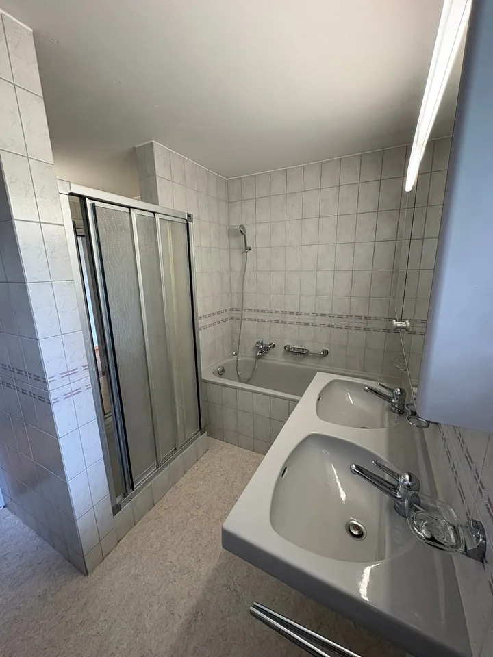 Renovierte helle 4.5-Zimmer-Dachgeschosswohnung mit Balkon in Bassersdorf
