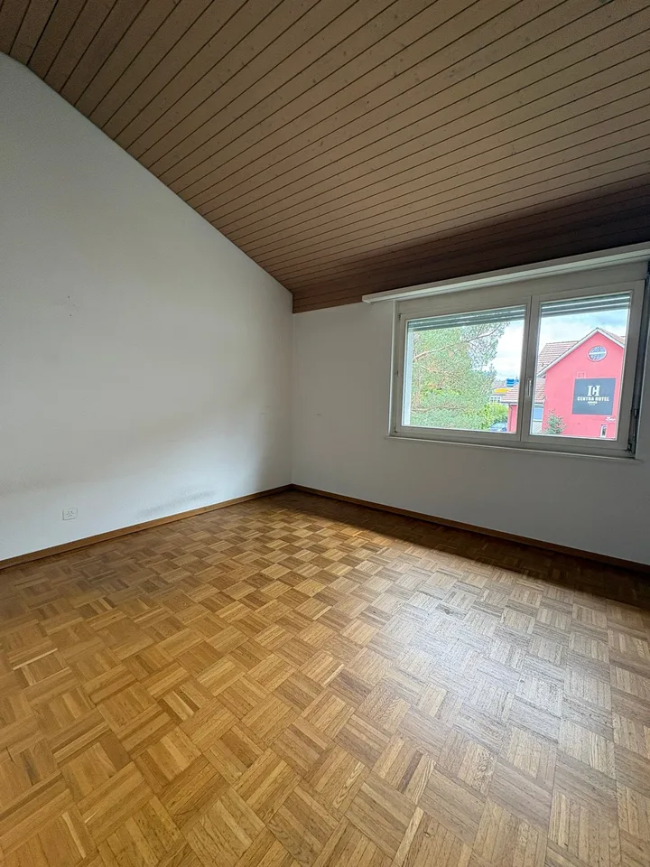 Renovierte helle 4.5-Zimmer-Dachgeschosswohnung mit Balkon in Bassersdorf