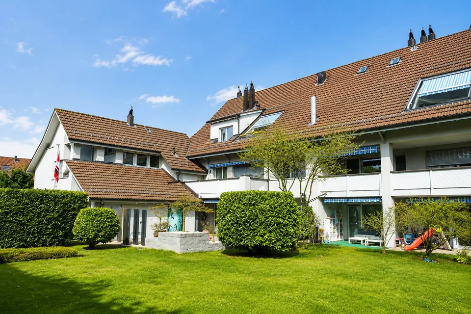 Renovierte helle 4.5-Zimmer-Dachgeschosswohnung mit Balkon in Bassersdorf