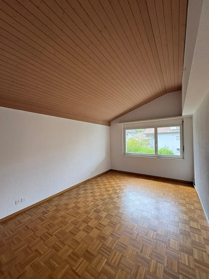 Renovierte helle 4.5-Zimmer-Dachgeschosswohnung mit Balkon in Bassersdorf