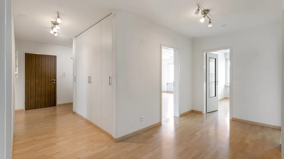 Helle 5.5-Zimmer-Wohnung mit Südwest-Balkon und Blick ins Grüne – Foto 4 von 12
