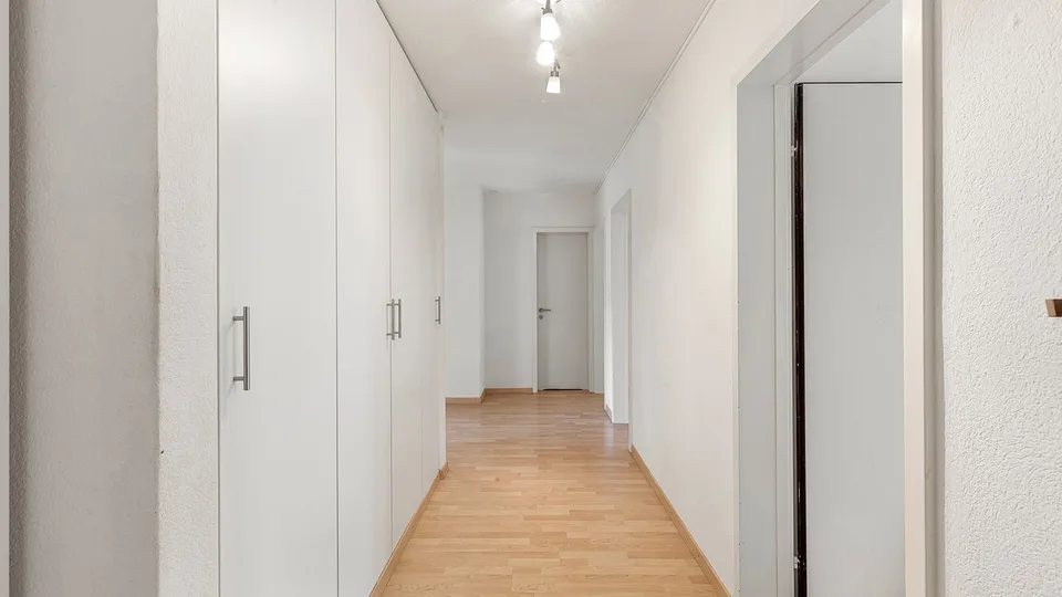Helle 5.5-Zimmer-Wohnung mit Südwest-Balkon und Blick ins Grüne – Foto 5 von 12