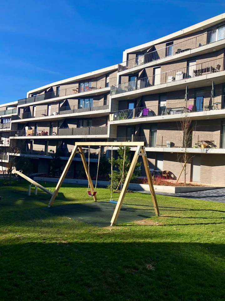 Dans un immeuble contemporain