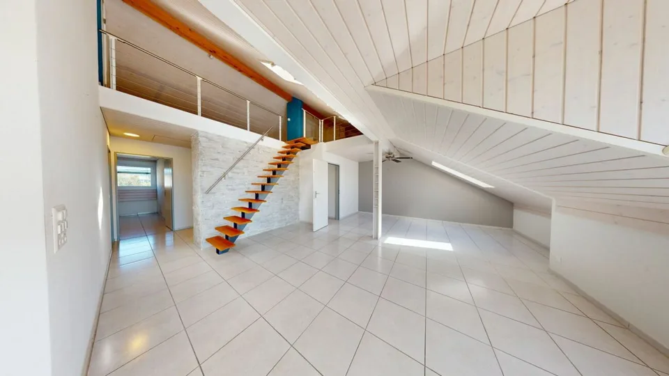 Spacieux et bien entretenu appartement en duplex de 3.5 pièces avec balcon – photo 2 sur 10