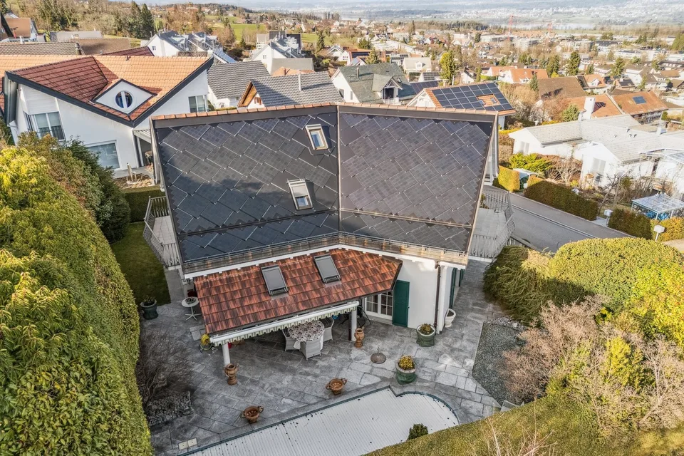 Maison de campagne indépendante avec piscine dans un quartier résidentiel populaire et en hauteur – photo 2 sur 10