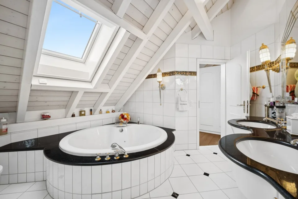 Maison de campagne indépendante avec piscine dans un quartier résidentiel populaire et en hauteur – photo 8 sur 10