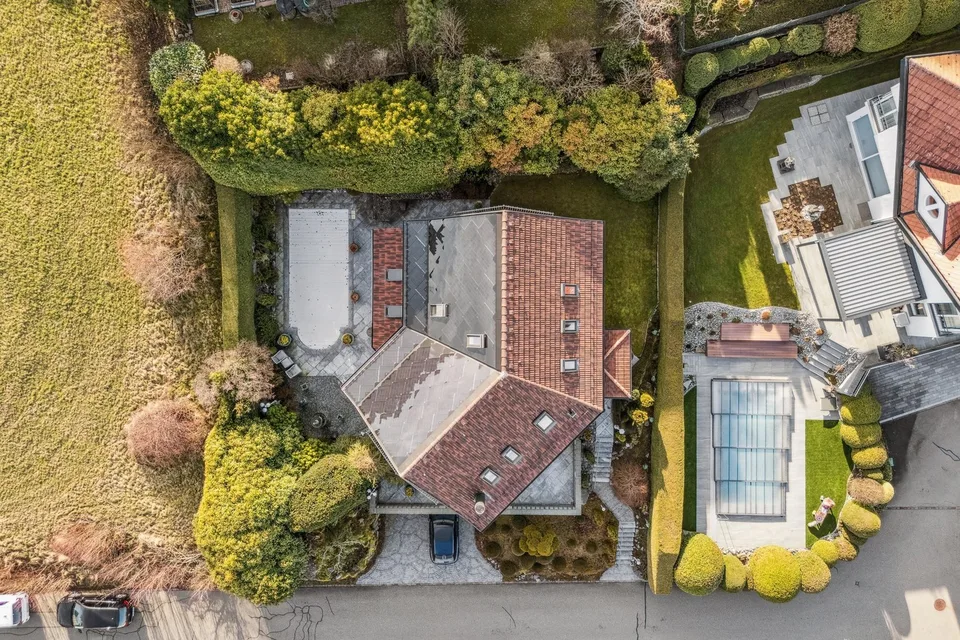 Maison de campagne indépendante avec piscine dans un quartier résidentiel populaire et en hauteur – photo 3 sur 10