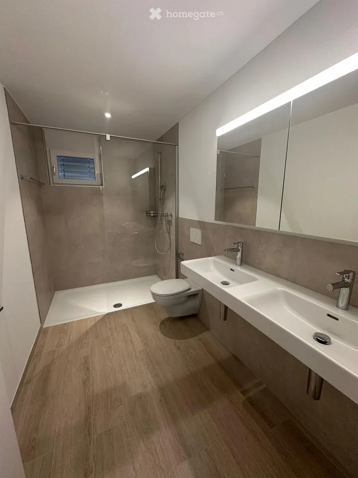 Recherche locataire pour grand appartement 3.5 pièces avec balcon, ascenseur, 1er étage