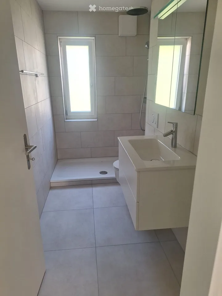 Appartamento moderno di 3,5 locali con balcone e bella vista a Oetwil am See