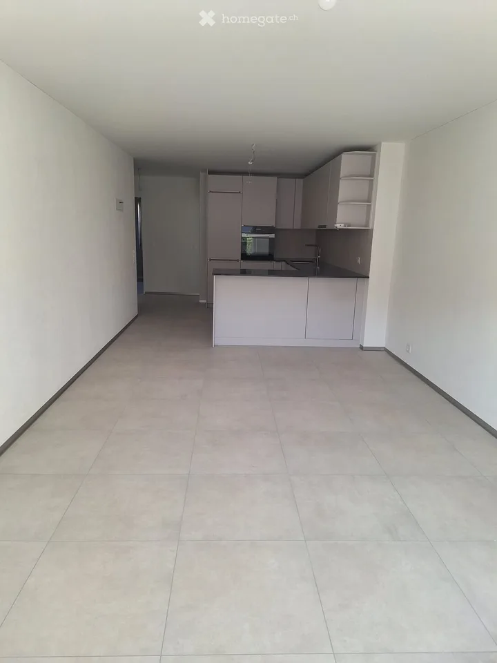 Appartamento moderno di 3,5 locali con balcone e bella vista a Oetwil am See