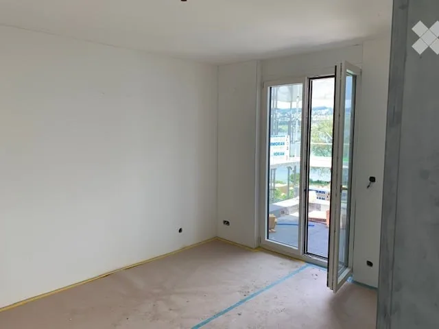Appartamento moderno di 3,5 locali con balcone e bella vista a Oetwil am See