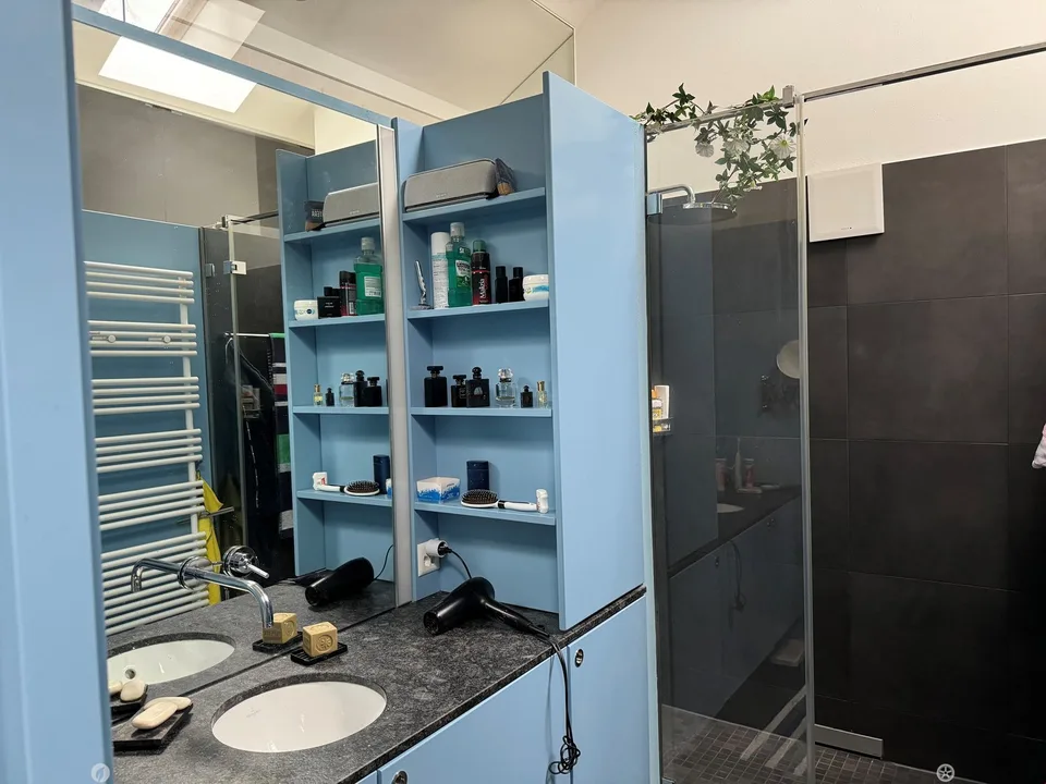 Grosszügige 2.5-Zimmer-Dachwohnung mit grossem Balkon an zentraler Lage – Foto 6 von 12