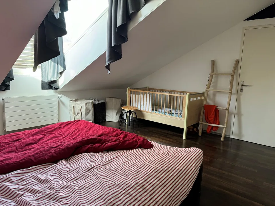 Grosszügige 2.5-Zimmer-Dachwohnung mit grossem Balkon an zentraler Lage – Foto 9 von 12
