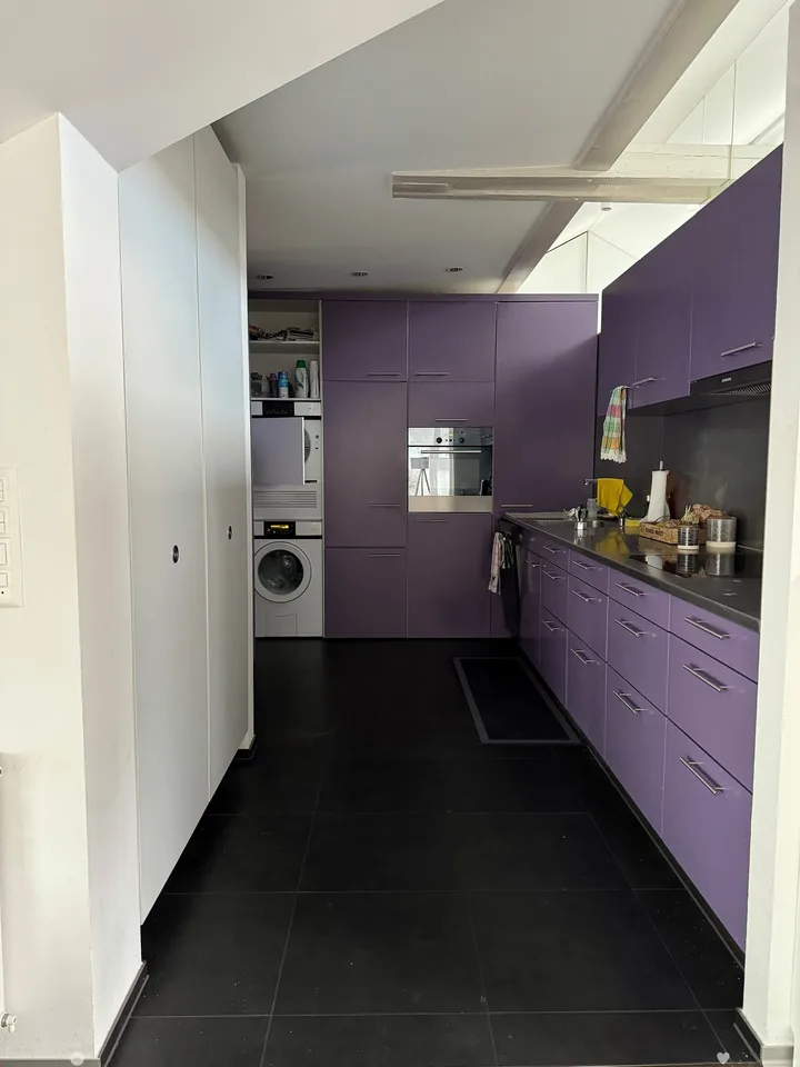 Grosszügige 2.5-Zimmer-Dachwohnung mit grossem Balkon an zentraler Lage – Foto 5 von 12