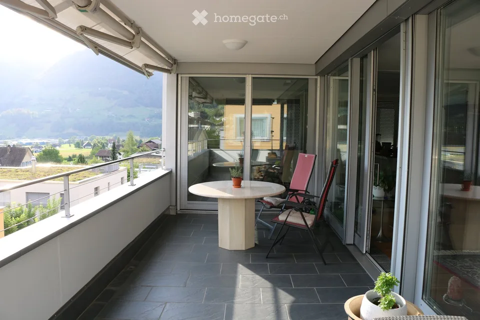 Appartement lumineux 4,5 pièces au dernier étage avec ascenseur et vue panoramique dans le centre villageois calme de Schwyz
