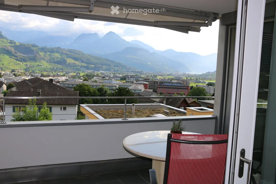 Appartement lumineux 4,5 pièces au dernier étage avec ascenseur et vue panoramique dans le centre villageois calme de Schwyz