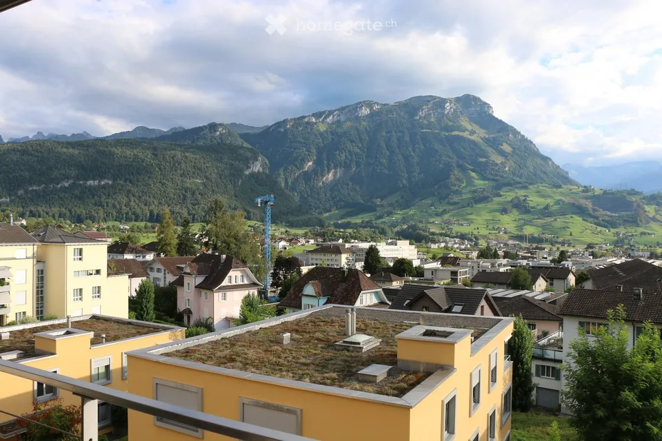Appartement lumineux 4,5 pièces au dernier étage avec ascenseur et vue panoramique dans le centre villageois calme de Schwyz