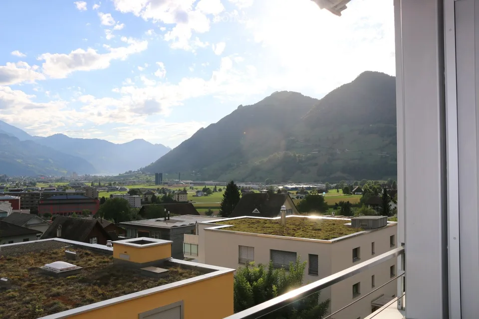 Appartement lumineux 4,5 pièces au dernier étage avec ascenseur et vue panoramique dans le centre villageois calme de Schwyz