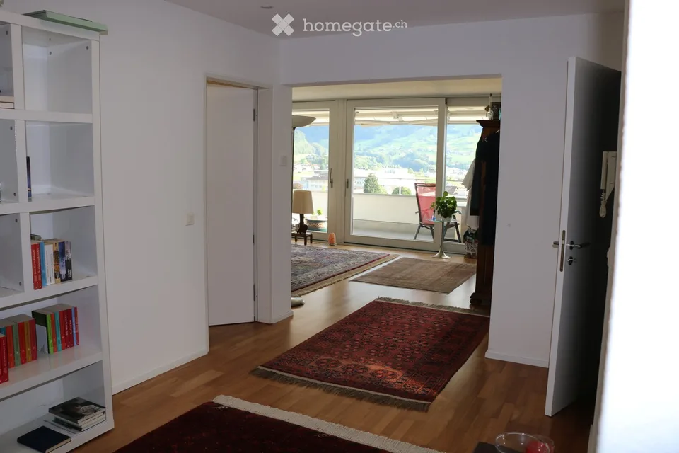 Appartement lumineux 4,5 pièces au dernier étage avec ascenseur et vue panoramique dans le centre villageois calme de Schwyz