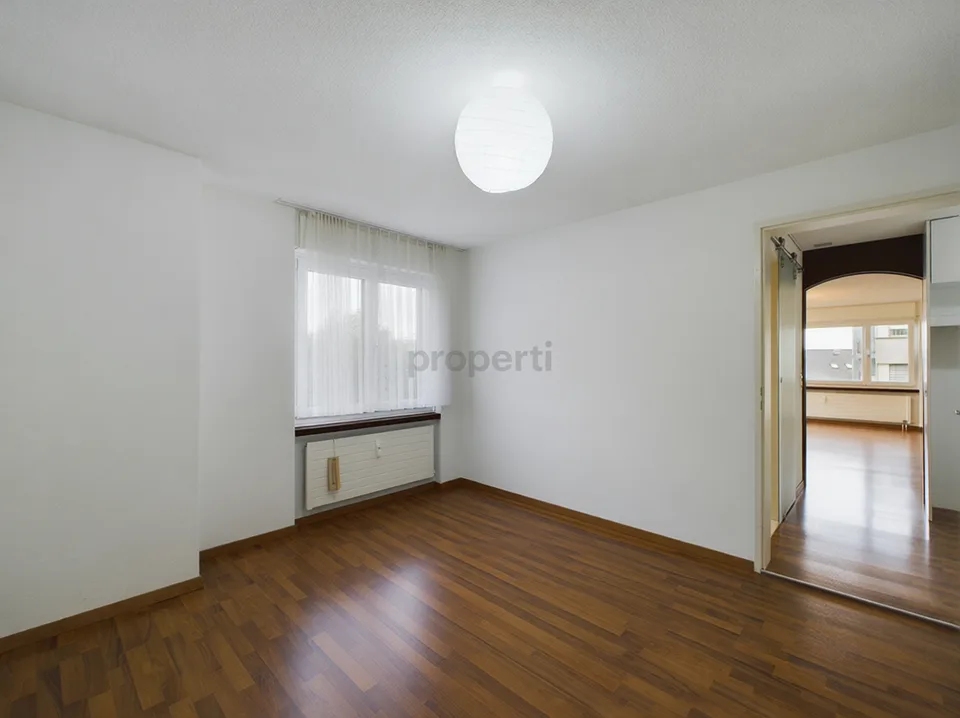 Abitare confortevole con vista sul lago e balcone soleggiato in una posizione favorevole in termini di tasse