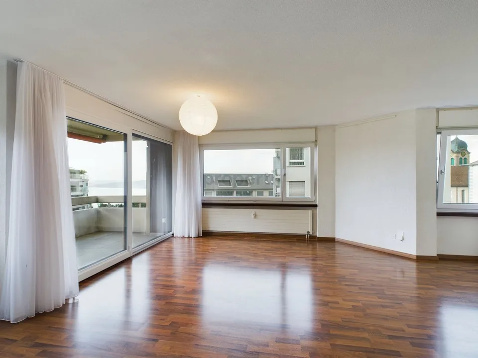 Abitare confortevole con vista sul lago e balcone soleggiato in una posizione favorevole in termini di tasse