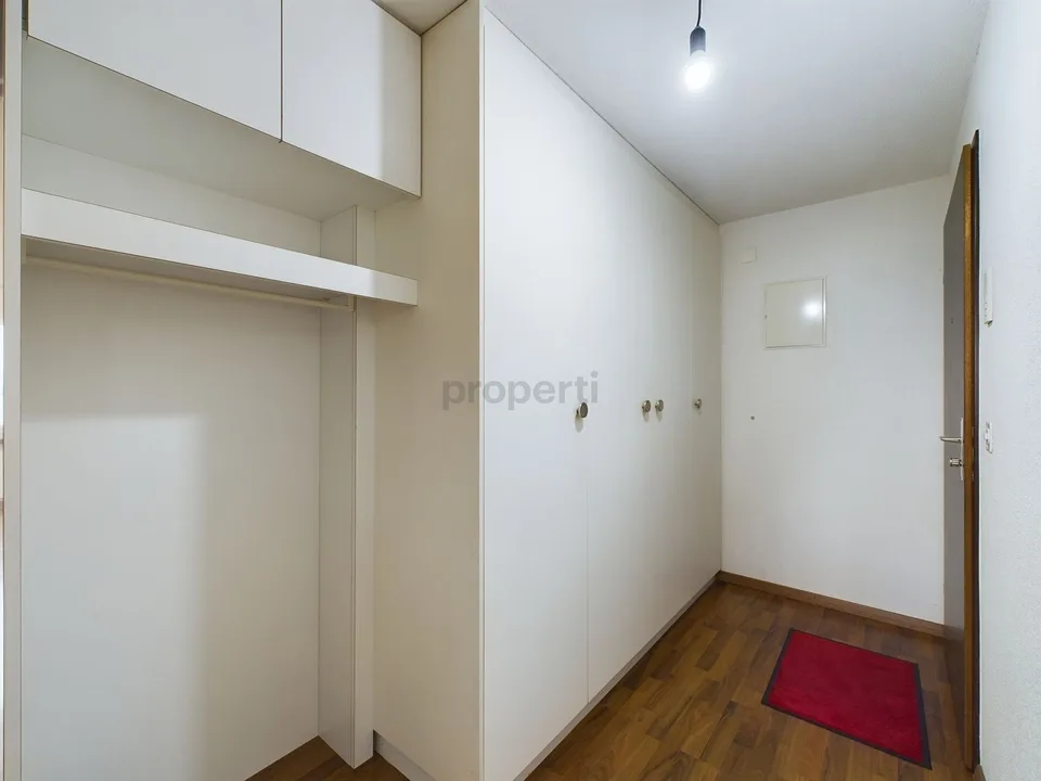 Abitare confortevole con vista sul lago e balcone soleggiato in una posizione favorevole in termini di tasse