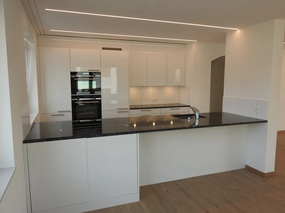 Modern 3.5-room apartment with sunny balcony and laundry tower