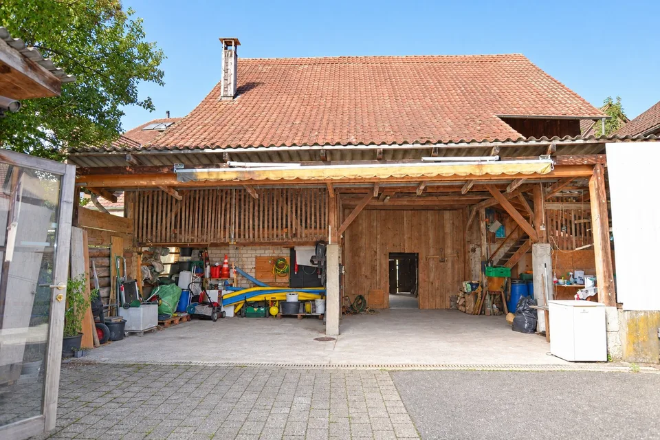 Ensemble di centro del villaggio caratteristico con potenziale di sviluppo diversificato