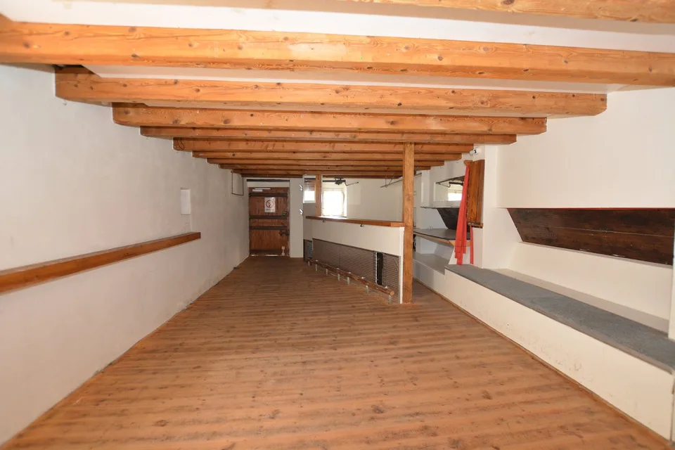 Ensemble di centro del villaggio caratteristico con potenziale di sviluppo diversificato