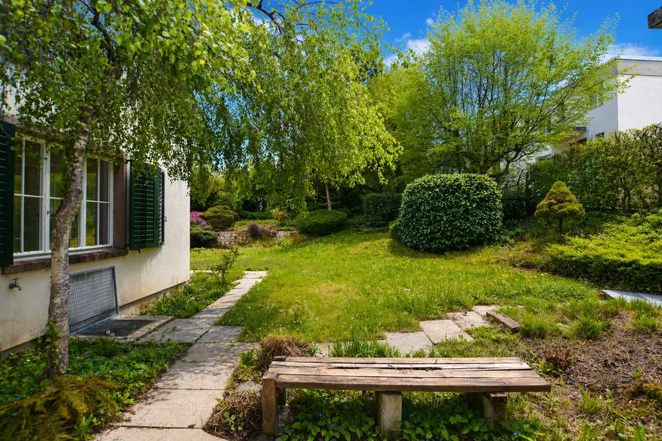 Landhaus-Unikat mit weitläufigem Garten und idyllischem Naturteich