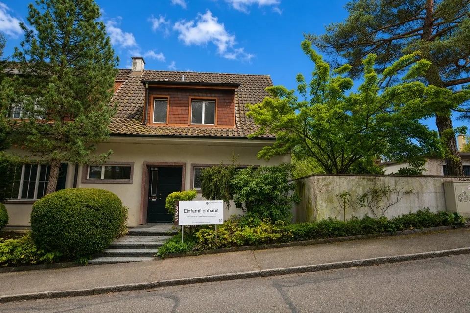 Landhaus-Unikat mit weitläufigem Garten und idyllischem Naturteich