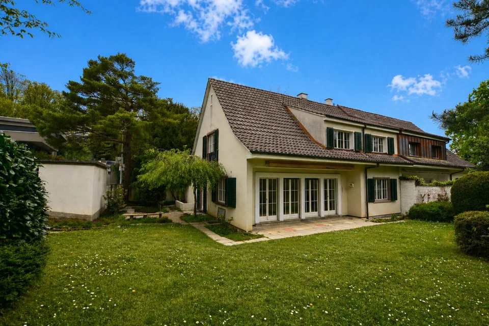 Landhaus-Unikat mit weitläufigem Garten und idyllischem Naturteich