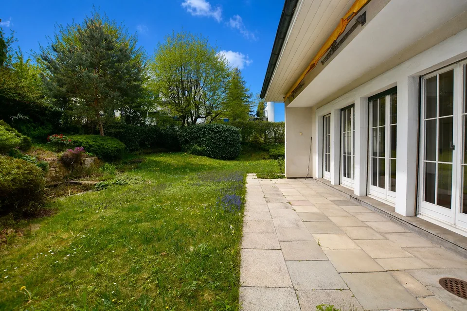 Landhaus-Unikat mit weitläufigem Garten und idyllischem Naturteich