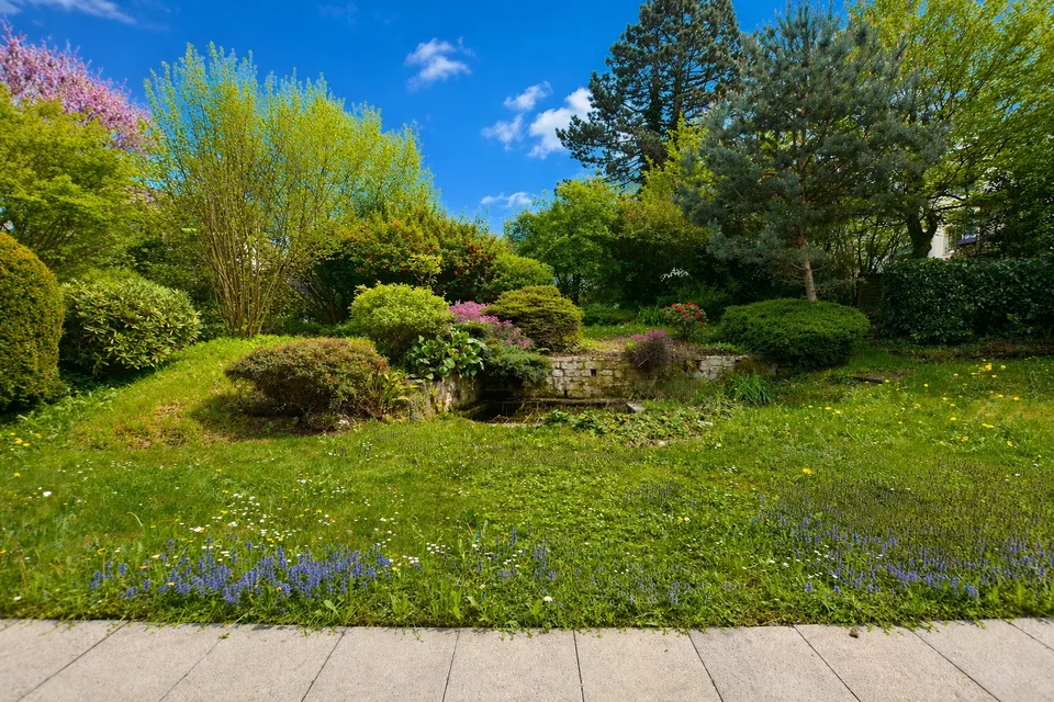 Landhaus-Unikat mit weitläufigem Garten und idyllischem Naturteich