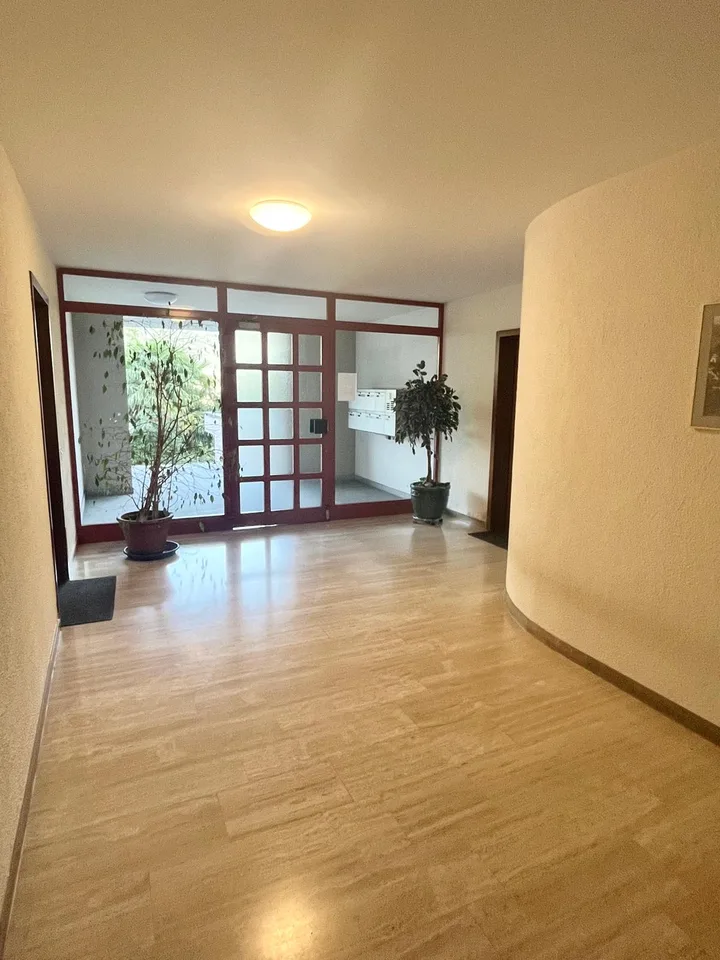 Elegantes 3.5-Zimmer-Wohnung mit 2 Terrassen, Seeblick, Autoabstellplatz und Parkplatz