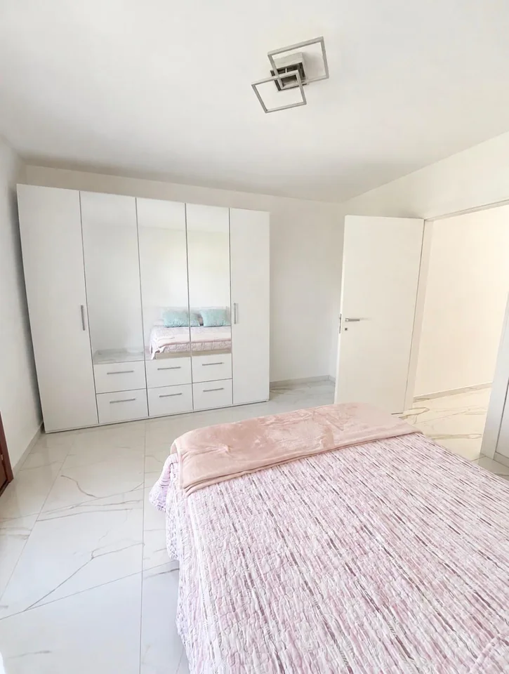 Elegantes 3.5-Zimmer-Wohnung mit 2 Terrassen, Seeblick, Autoabstellplatz und Parkplatz